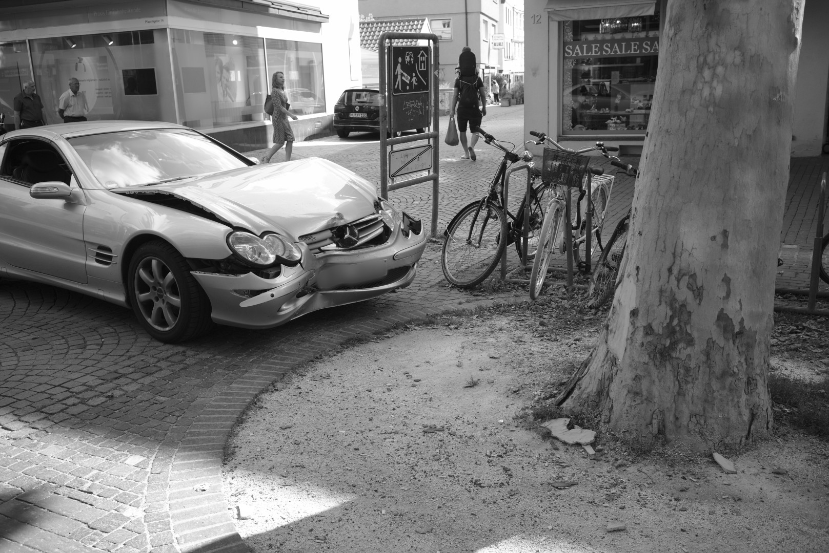 a car that has obviusly bumped into a tree